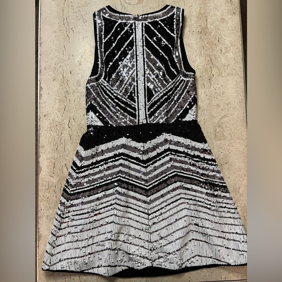 Beautiful GUESS Black and White Sequins Dress Size 6 - Picture 2 of 7